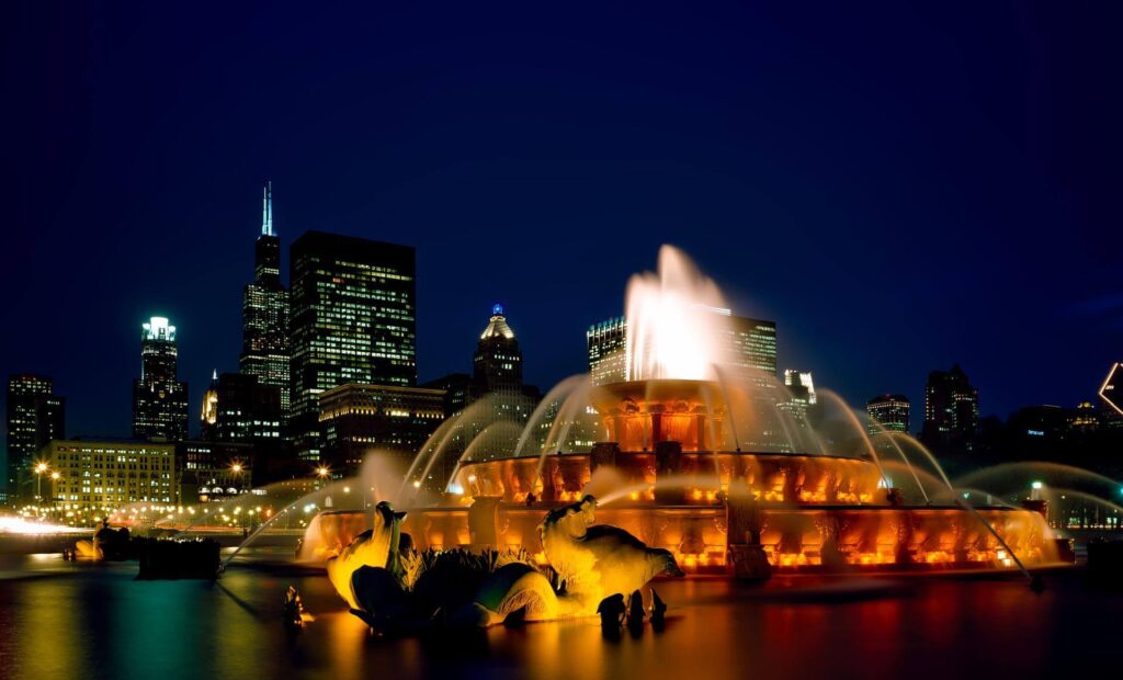 Watch the Buckingham Fountain light show in Chicago at night!
